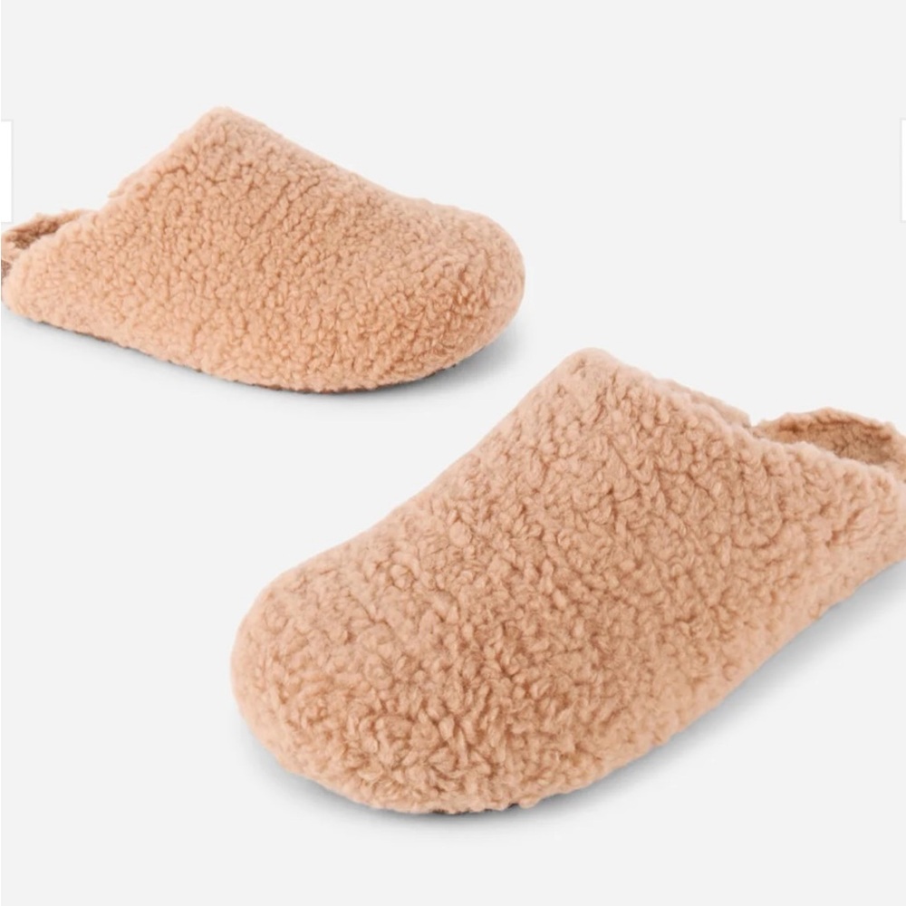 INTENTIONALLY BLANK Apres Slipper. NEW IN ORIGINAL
PACKAGING. Size 6. - Picture 4 of 9